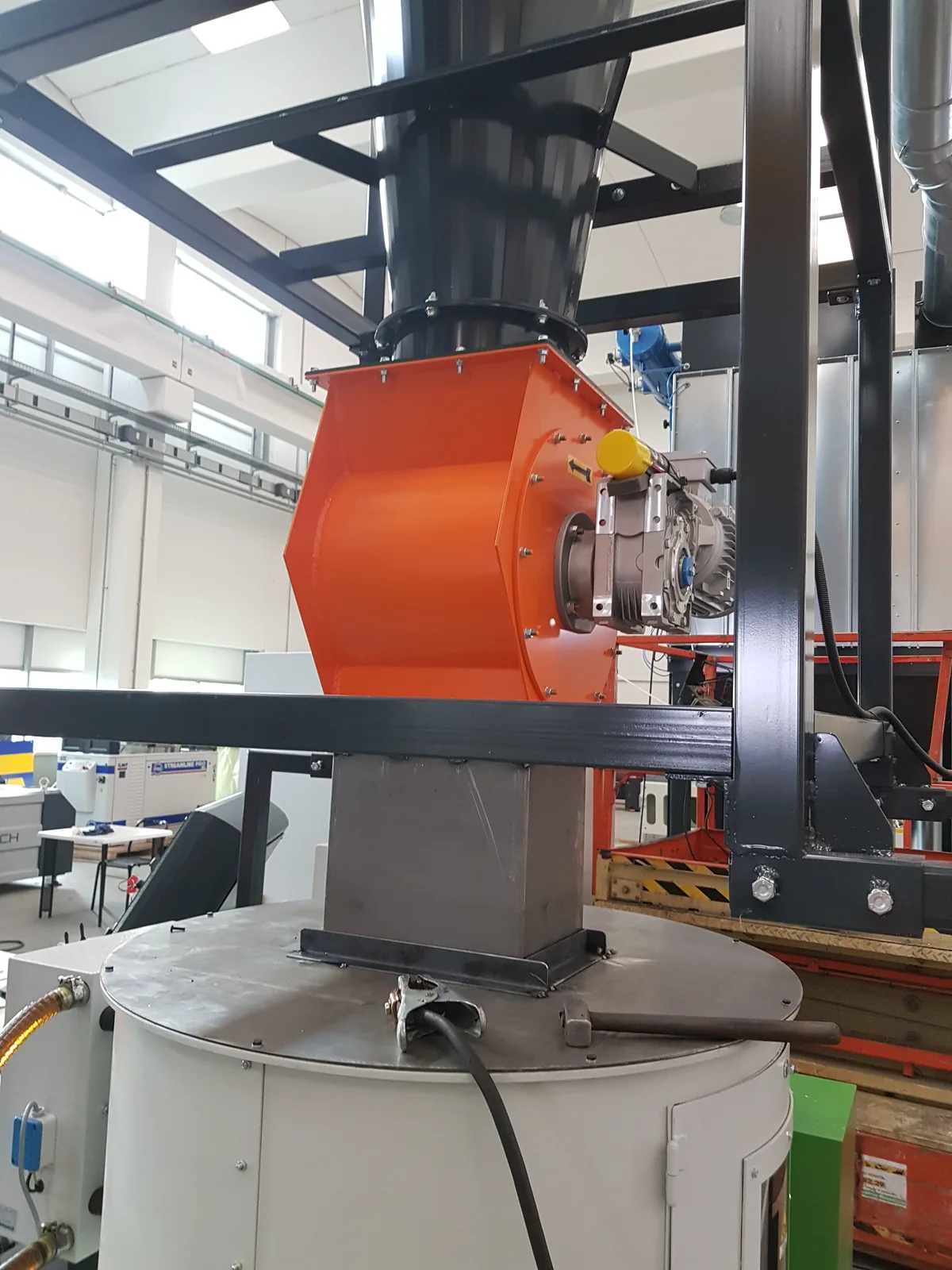 Broyeur de copeaux industriel avec système d'aspiration